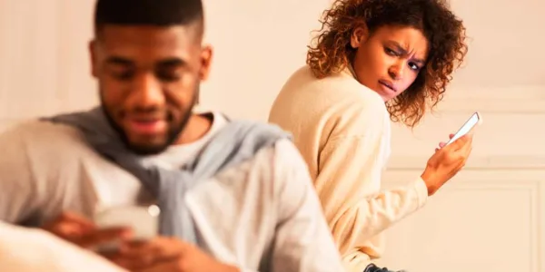 WhenPeopleCheating-Partner-Infidelity-jealousy-woman-suspecting-husband-cheating-her-texting-phone-Investigation-Hotline-private-investigator-Toronto