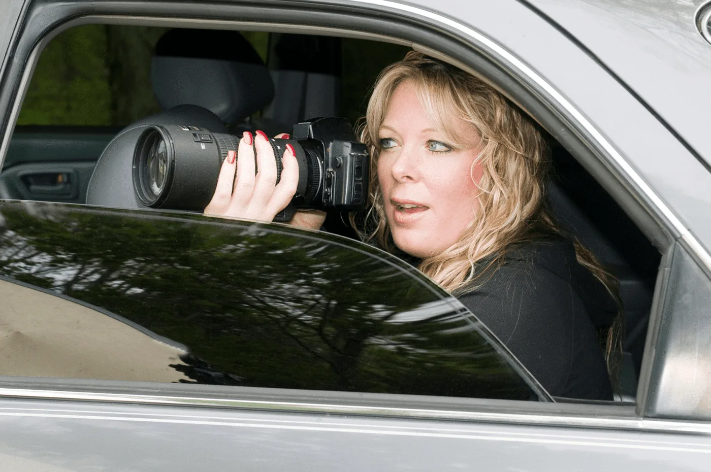 female-private-investigator-min